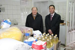 SUGURNI OBROCI ZA 500 NEVOLJNIKA: Makoto Očiai doneo pomoć Narodnoj kuhinji Senta
