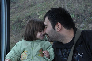 (VIDEO) U SMRT ZBOG FOTKE: Iran šalje na vešala blogera jer je sliku sa ćerkicom stavio na Fejsbuk!