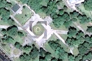 (VIDEO) KUKASTI KRST U CENTRU BEOGRADA: Otkuda nacistički simbol u parku Manjež!