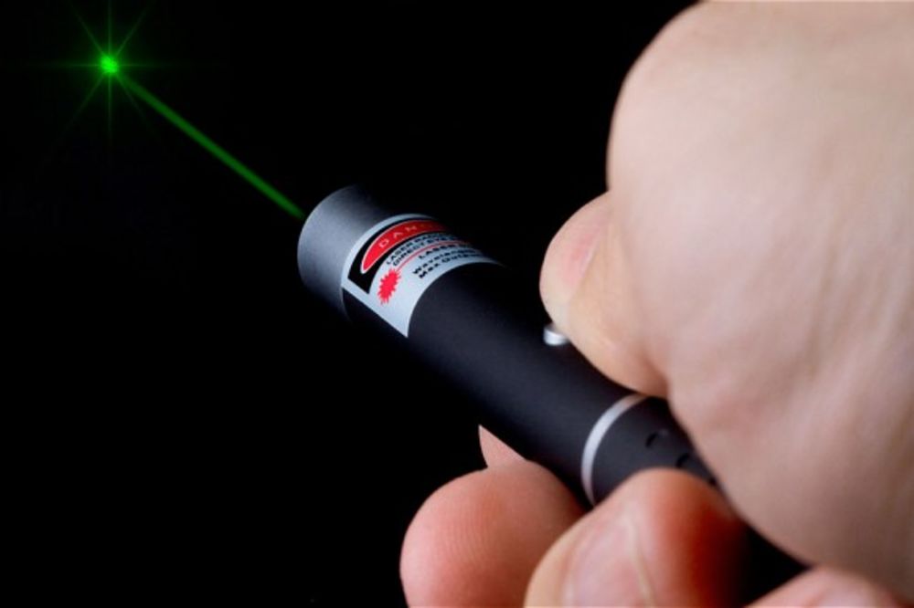 OPASNA IGRAČKA: Dete skoro oslepelo igrajući se laserskim pokazivačem!