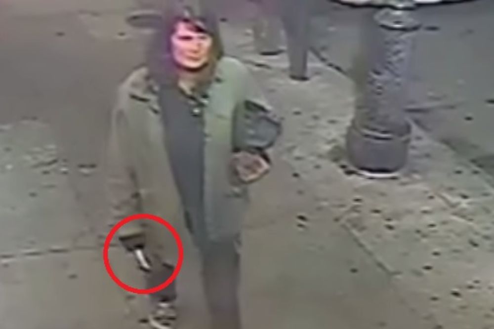 (VIDEO) LUDILO U NJU ORLEANSU: Žena s nožem po ulicama ubada prolaznike!