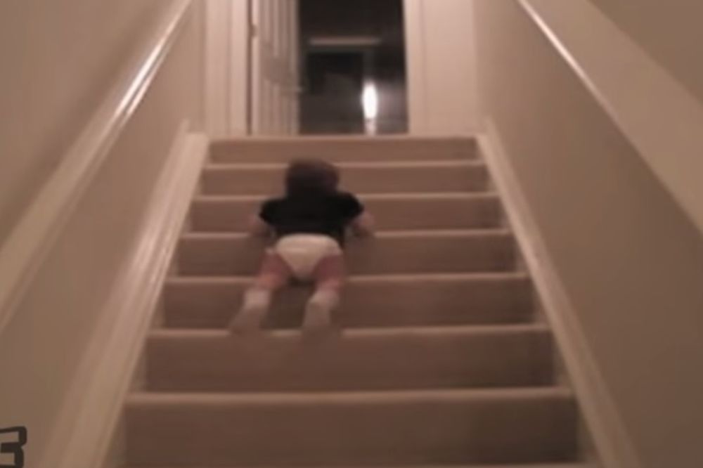 (VIDEO) Beba se na stomaku spustila niz stepenice, a pogledajte šta se zatim desilo...