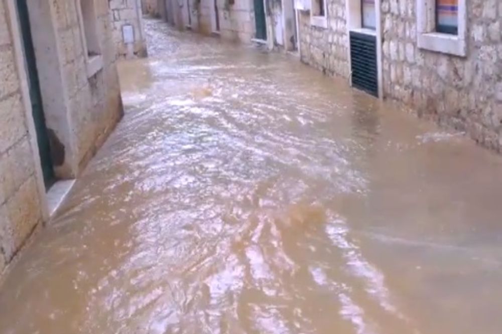 POTOP U DALMACIJI: Rekordne kiše na Hvaru i okolini! (VIDEO)