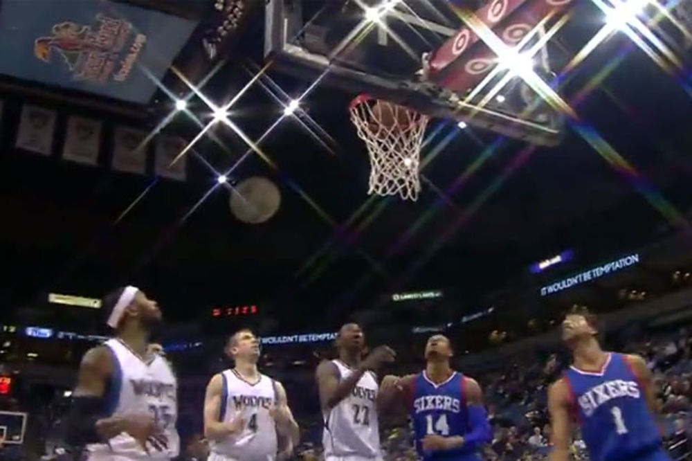 (VIDEO) LAKRDIJA U NBA: Igrači Filadelfije šutirali na pogrešan koš