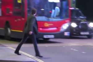 PREVEDITE TOMA PREKO ULICE: Kruza umalo udario autobus u Londonu!