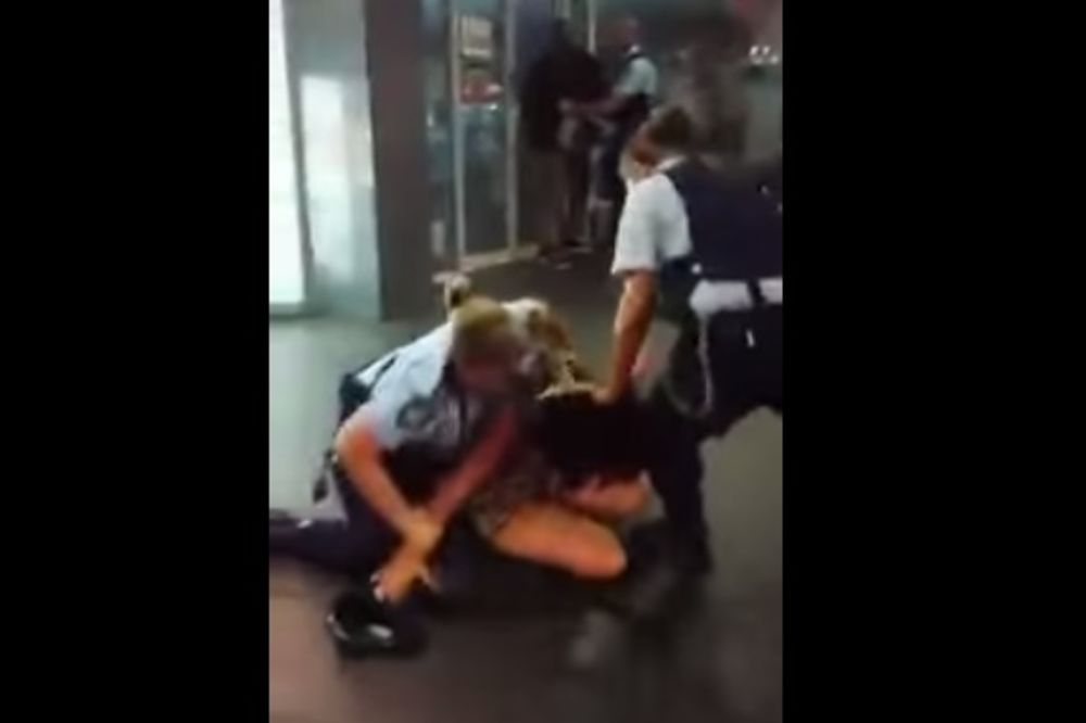 (VIDEO) UBIŠE JE OD BATINA: Policajke mlate manekenku i nikako da stanu!