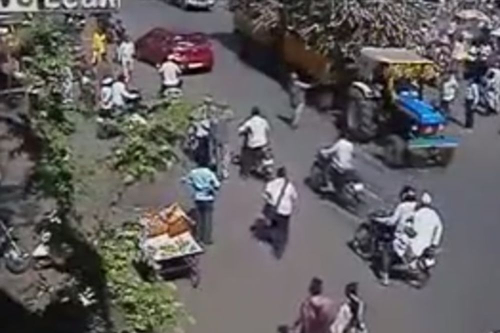 (VIDEO) ČUDOM ŽIV: Krcat traktor prešao preko njega, čovek ustao i otišao