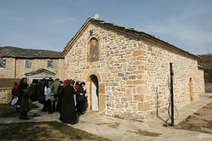 NOVA PROVOKACIJA U ZOČIŠTU: Grafiti OVK i Kosova u porti manastira