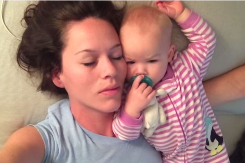 (VIDEO) Mama je pokušala da odspava, ali njena beba ne želi da se odmara...