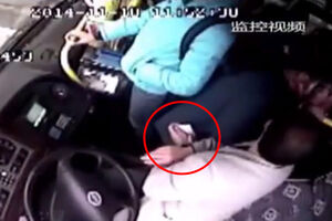 (VIDEO) PAZITE SE I VOZAČA: Pogledajte kako je ukrao telefon putniku!