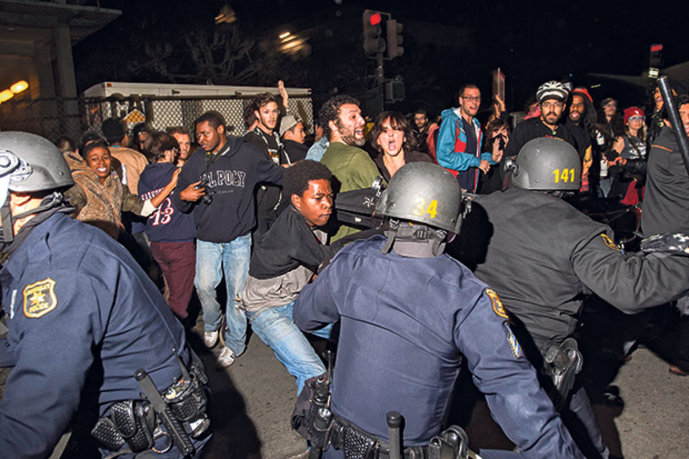 (VIDEO) RASNI RAT POSTAO NASILAN: Policija u Kaliforniji suzavcem rasterivala demonstrante