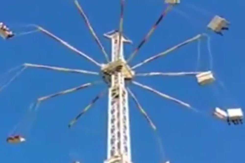 (VIDEO) ZASTRAŠUJUĆE: Korpe na ringlišpilu se sudarile na 60 metara visine tokom vožnje!