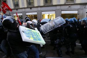 RAT ISPRED MILANSKE SKALE: Demonstranti gađali policajce Molotovljevim koktelima!