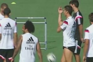 (VIDEO) OVAKVOG GA DO SADA NISTE VIDELI: Ronaldo više puta pokazao srednji prst saigraču