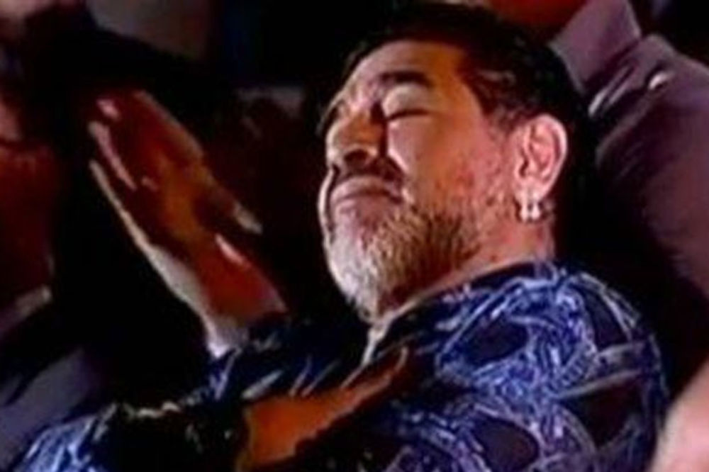(VIDEO) UHVATIO GA SLATKI DREMEŽ: Maradona zaspao tokom govora predsednika Venecuele