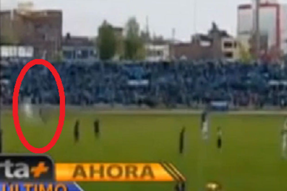 (VIDEO) JAČI OD SMRTI: Peruanski fudbaler preživeo udar groma na terenu!