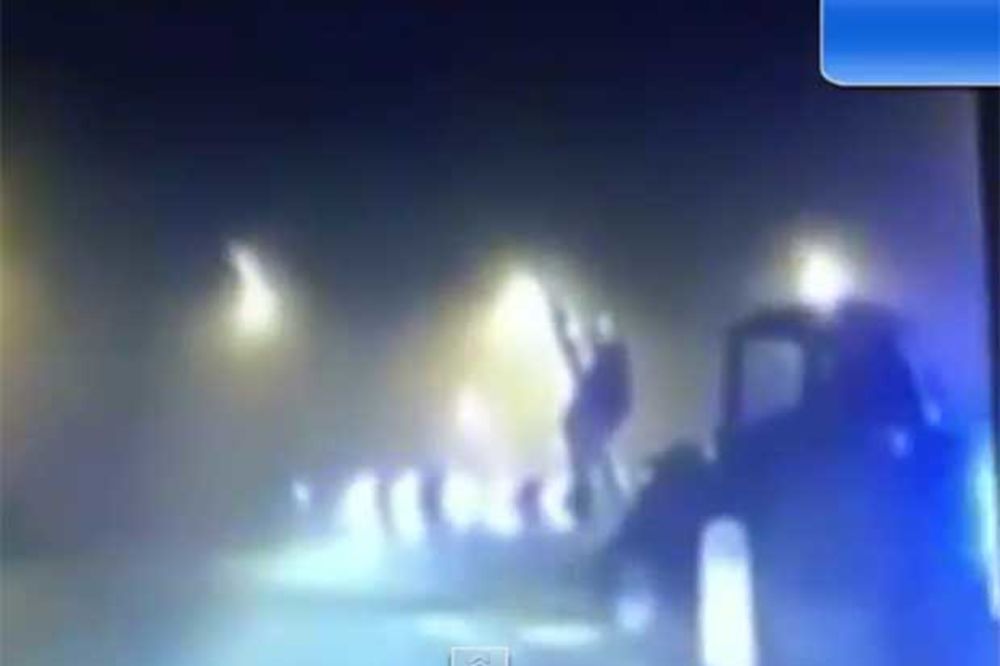 (VIDEO) GENIJI: Ukrali traktor i bežali čak 30 km na sat, policajci išli za njima i umirali od smeha