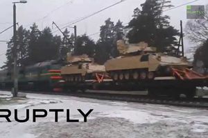 (VIDEO) UZBUNA U MOSKVI: Konvoj američkih oklopnih vozila u blizini granice Rusije!