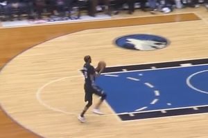 (VIDEO) NAJVEĆA SUDIJSKA GREŠKA IKADA: Košarkaš Minesote napravio šestokorak, sudije neme