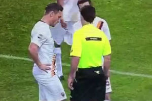 (VIDEO) TOTI ODLEPIO: Kapiten Rome šutnuo u leđa povređenog igrača Đenove