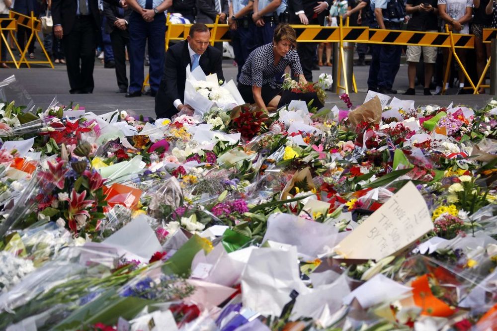AUSTRALIJA ŽALI ZA ŽRTVAMA OTMICE: Toni Abot položio cveće na mesto pogibije talaca