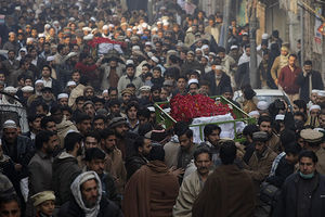 (VIDEO) PAKISTAN ZAVIJEN U CRNO: Počela trodnevna žalost za 141 žrtvom napada talibana