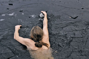 (FOTO) OVO JE HEROJ DANA: Skočio u zaleđeno jezero, ono što je potom uradio će vas oduševiti