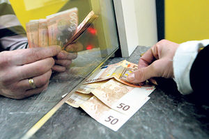 DINAR U SLABLJENJU: Evro danas 122,6 dinara