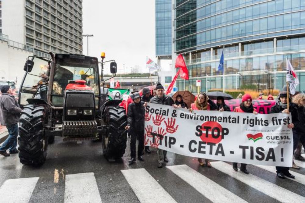 (FOTO) TRAKTORIJADA U BRISELU: Belgijski traktoristi blokirali sedište EU