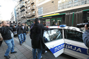RAZBOJNIŠTVO NA NIKOLJDAN: Pogledajte kako je uhapšen osumnjičeni pljačkaš (18) banke u Makedonskoj