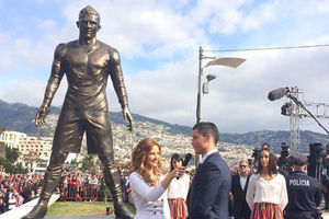 (FOTO) FUDBALSKI KRALJ: Ronaldo dobio statuu u rodnom gradu