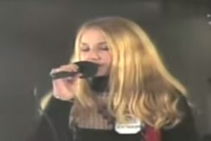 MAJKA JE NE BI POZNALA: Ovako je počela, danas je jedna od najpoznatijih i najlepših pevačica VIDEO