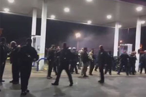 (VIDEO) POČINJE PROTEST: Policajci upucali crnog tinejdžera 3 km od mesta ubistva Majkla Brauna