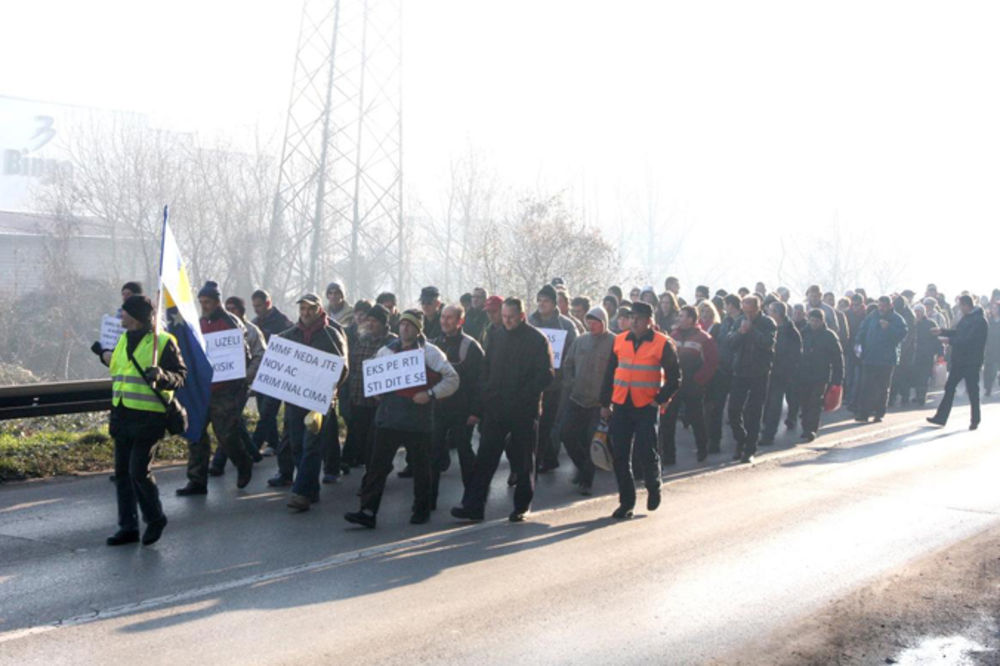 BEŽE IZ BIH: 200 radnika iz Tuzle peške krenuli prema granici u Orašju
