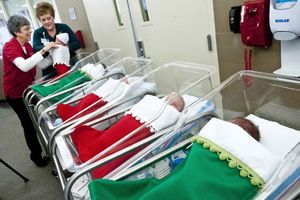 (FOTO) NAJLEPŠI POKLON ZA BOŽIĆ: Bebe u bolnici stavljaju u crvene čarape
