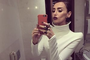 BAR SPUSTI DASKU: Eminu isprozivali zbog selfija u kupatilu!