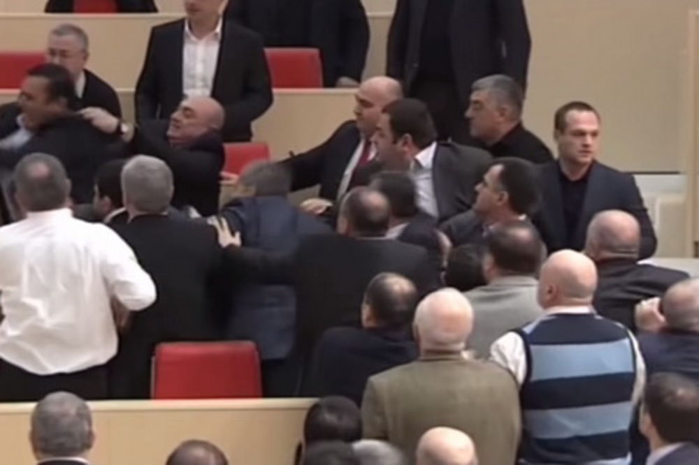 (VIDEO) KAKVA TUČA: U gruzijskom parlamentu pljuštale batine zbog majčice Rusije
