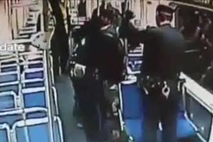 (VIDEO) NAJLEPŠI BOŽIĆNI POKLON: Policajac pomogao ženi da se porodi u metrou