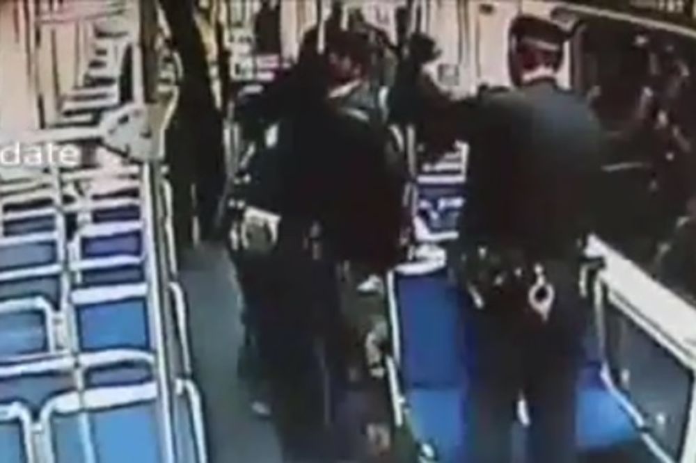 (VIDEO) NAJLEPŠI BOŽIĆNI POKLON: Policajac pomogao ženi da se porodi u metrou