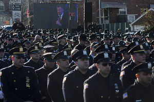 (VIDEO) NIJE IH PODRŽAO: Policajci na sahrani okrenuli leđa gradonačelniku Njujorka