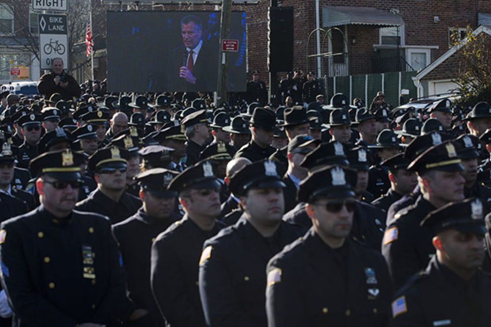 (VIDEO) NIJE IH PODRŽAO: Policajci na sahrani okrenuli leđa gradonačelniku Njujorka