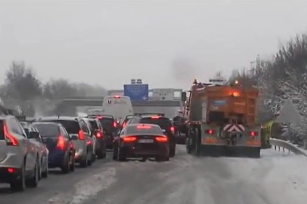 (VIDEO) PRVA ŽRTVA LEDENE OLUJE: Mladić kolima sleteo u smrt, hiljade zavejane u francuskim Alpima