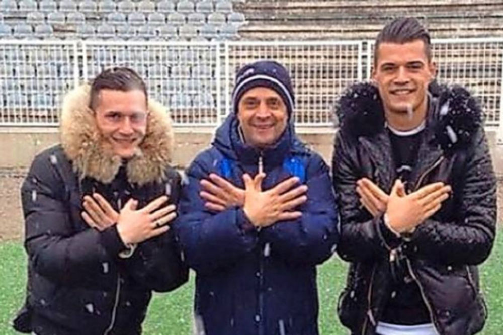 (FOTO) NOVA PROVOKACIJA NA RAČUN SRBA: Braća Džaka u Prištini rukama simbolizovali albanskog orla