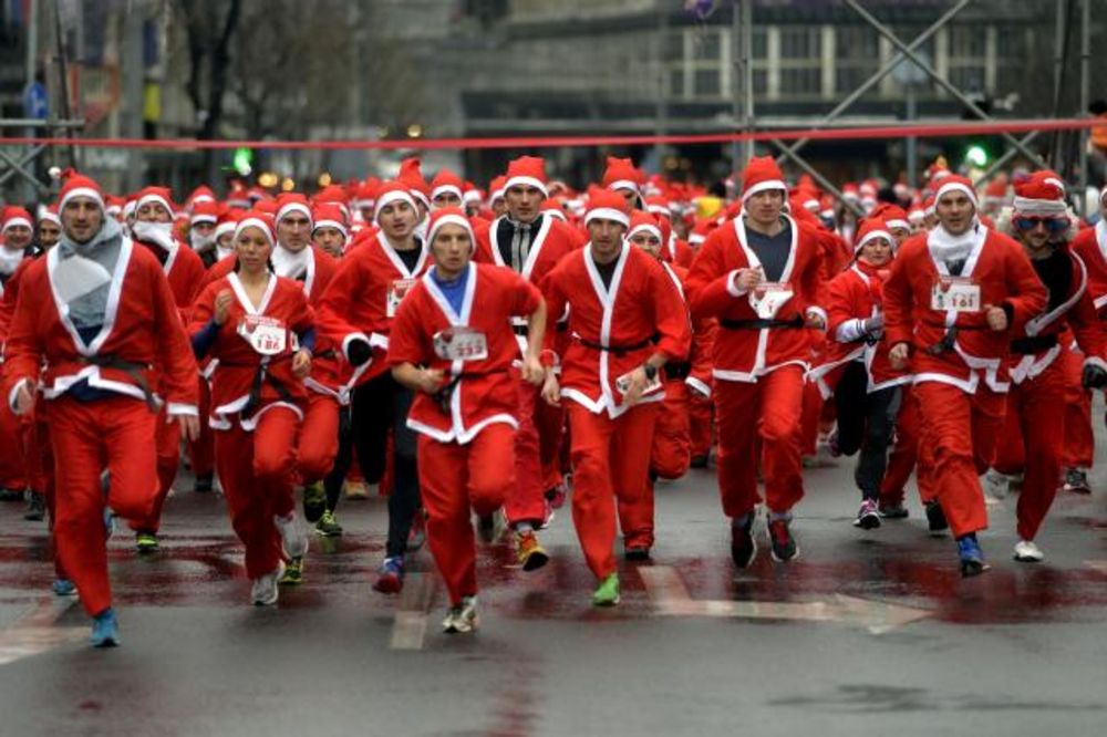 (FOTO) DARUJU ŽIVOT: Deda Mrazovi trčali centrom Beograda