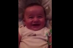 (VIDEO) ZARAZNIJI SMEH SKORO NISTE ČULI: Pogledajte kako uživa ova beba!