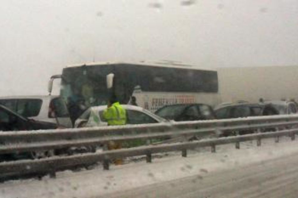 HAOS U SLOVENIJI: Sudarilo se 46 automobila, 3 kamiona i autobus!