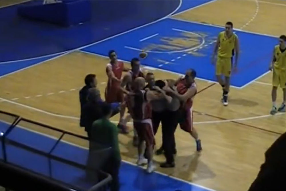 (VIDEO) NEVIĐENI SKANDAL U NIŠU: Košarkaši Bora brutalno napali sudiju na utakmici