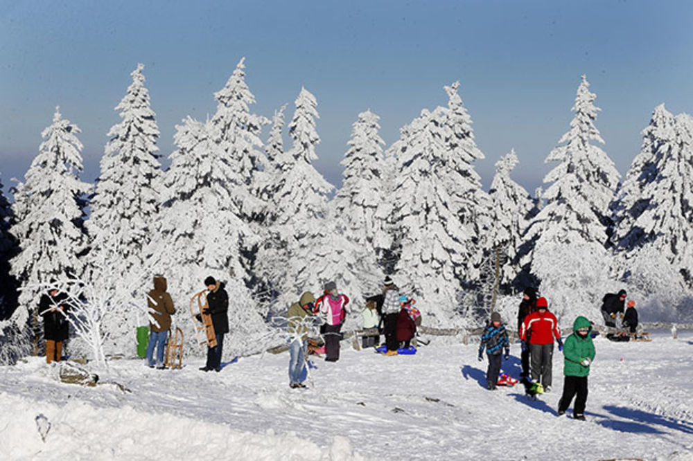 (VIDEO) DOK JEDNOM NE SMRKNE: Evropa kuka pod snegom, a skijaši oduševljeni