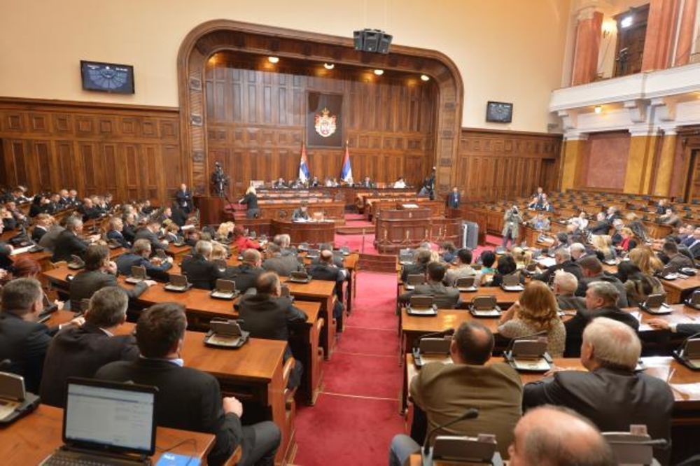 SKUPŠTINA SRBIJE: Usvojen Zakon o energetici, uz himnu i Gardu završeno jesenje zasedanje