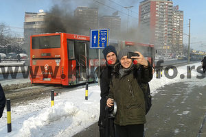 (FOTO) PRATIMO MODU ZAPADA: Dok autobus 95 gori, oni prave selfi!